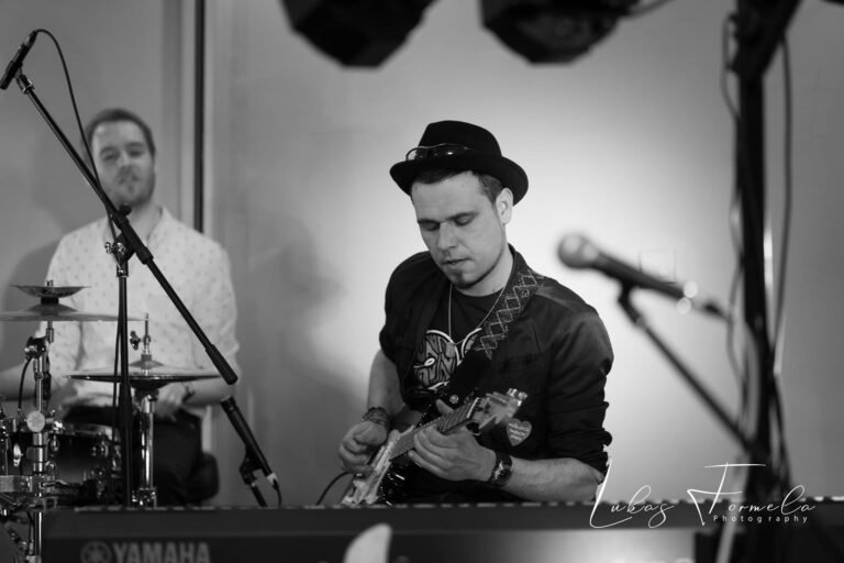 Playing for WOŚP — Village Hotel, Coventry, photograph 3 of 3