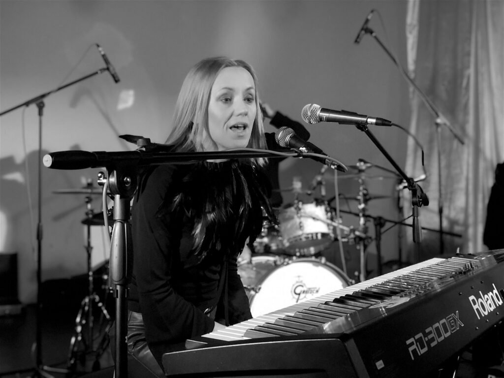 Supporting Witek Muzyk Ulicy — White Eagle Club, London, photograph 1 of 3